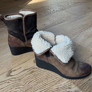 Women’s Ugg brown shearling cuff wedge bootie
